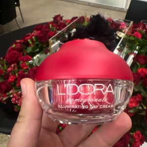 کرم روشن کننده روز صورت و گردن انار